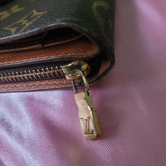 LV Wallet (AUTHENTIC) - Picture 7 of 16